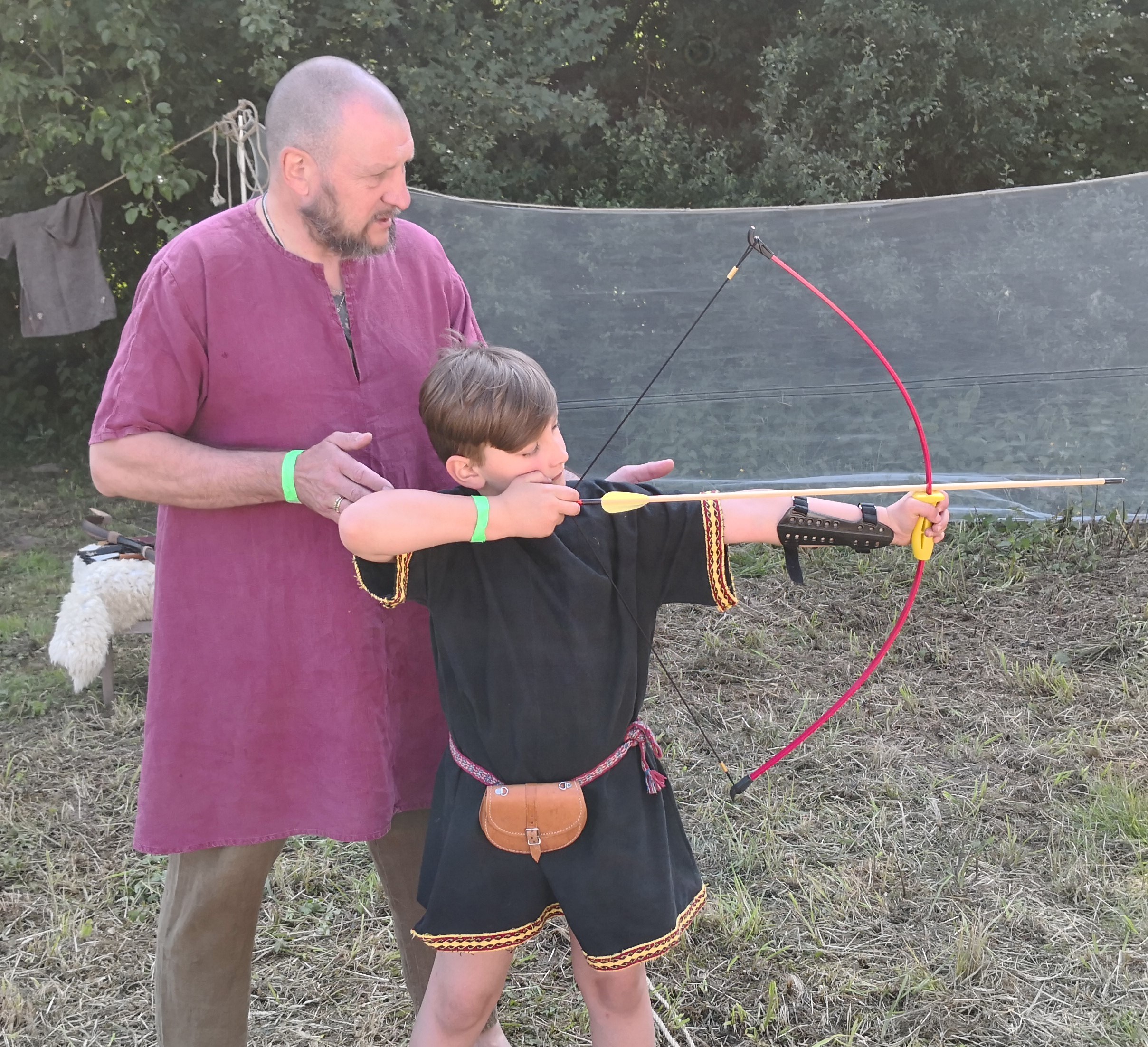 Auch im mittelalterlichen Bogenschießen auf die Haltung achten